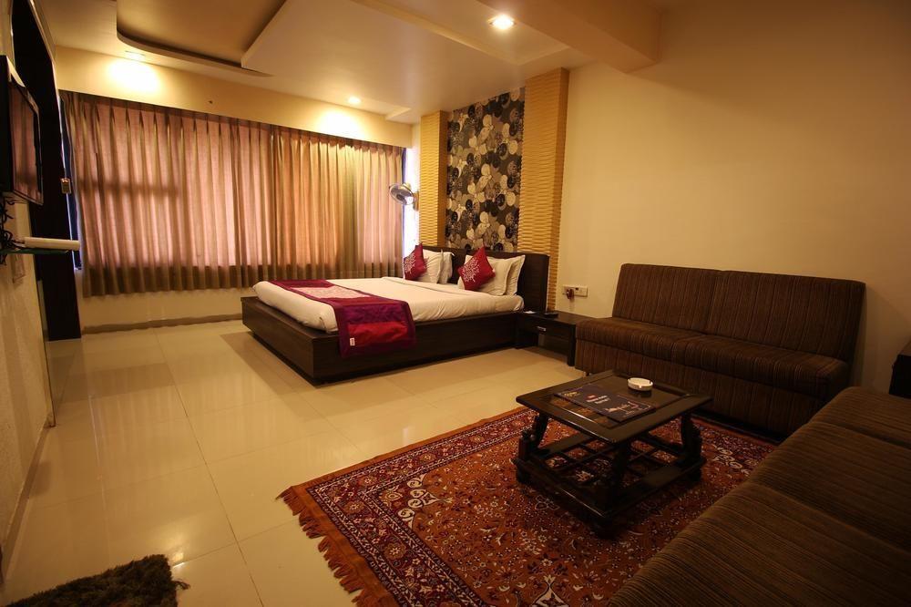 Hotel Oyo Premium Law Garden C G Road Ahmedabad Exterior foto