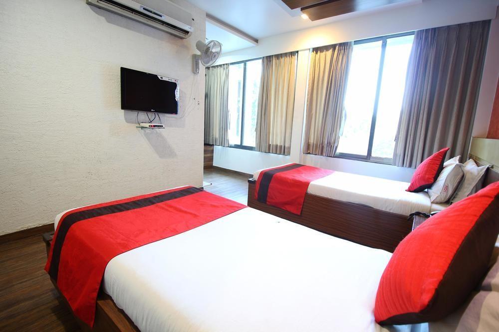 Hotel Oyo Premium Law Garden C G Road Ahmedabad Exterior foto