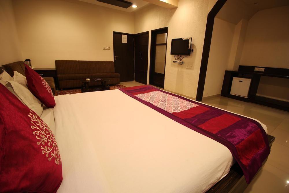 Hotel Oyo Premium Law Garden C G Road Ahmedabad Exterior foto